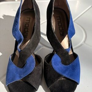 Moda Women's Striking Black and Blue Heels